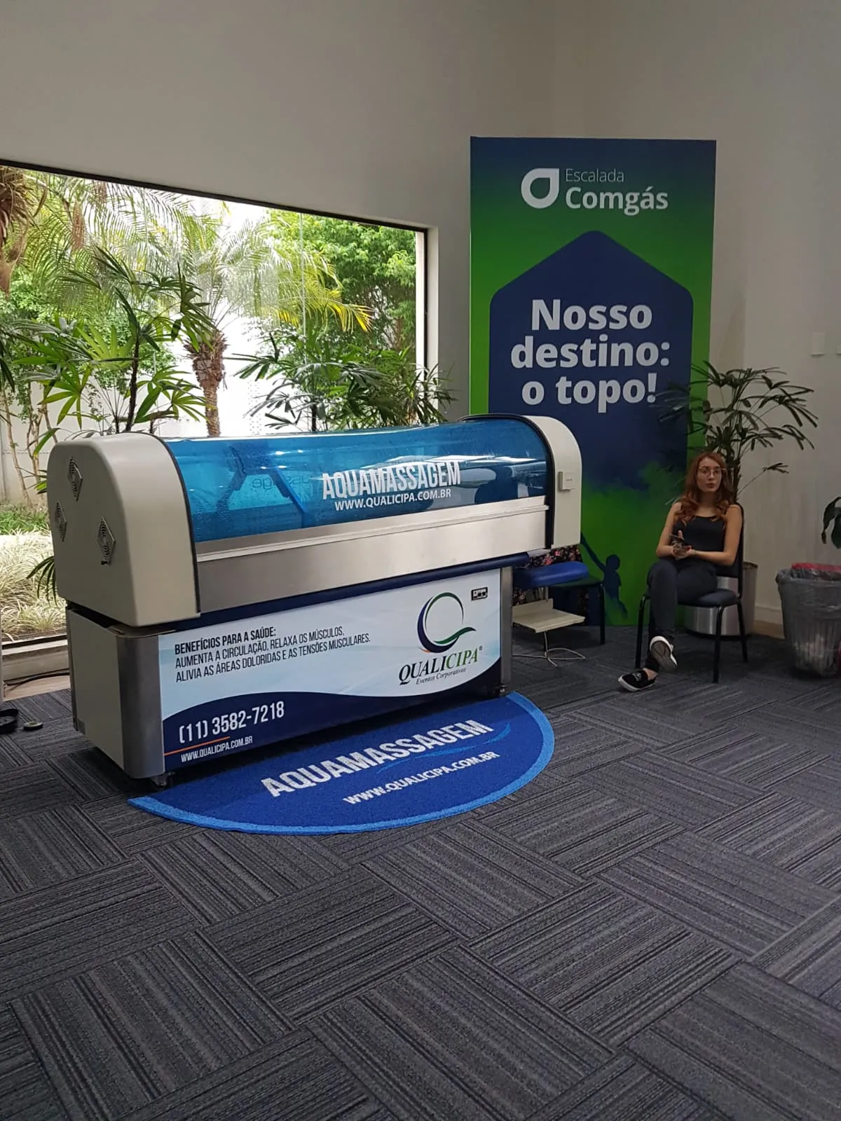 Cápsula montada ao lado da comunicação do evento
