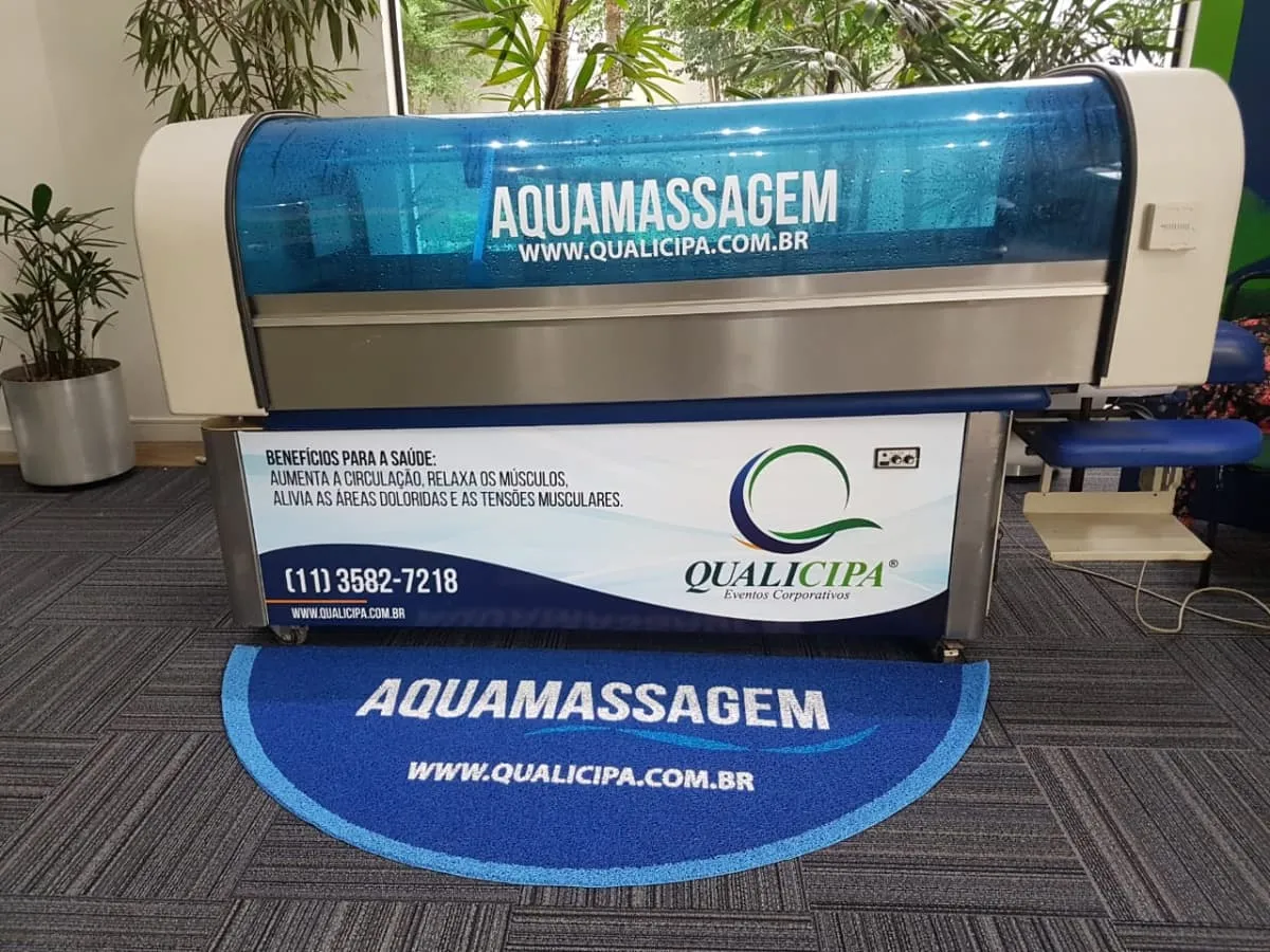 Equipamento de aquamassagem montado sobre o tapete da marca