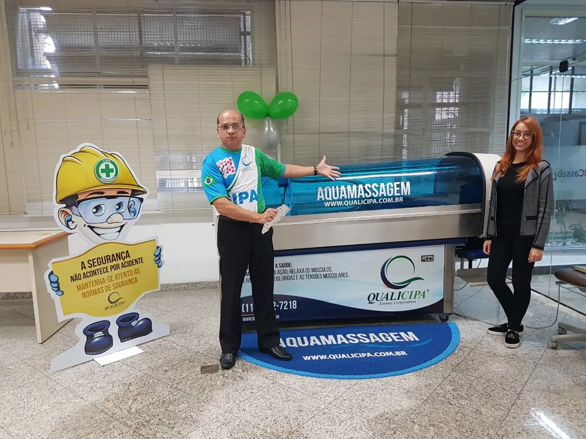 Equipe ao lado da cápsula durante a semana interna